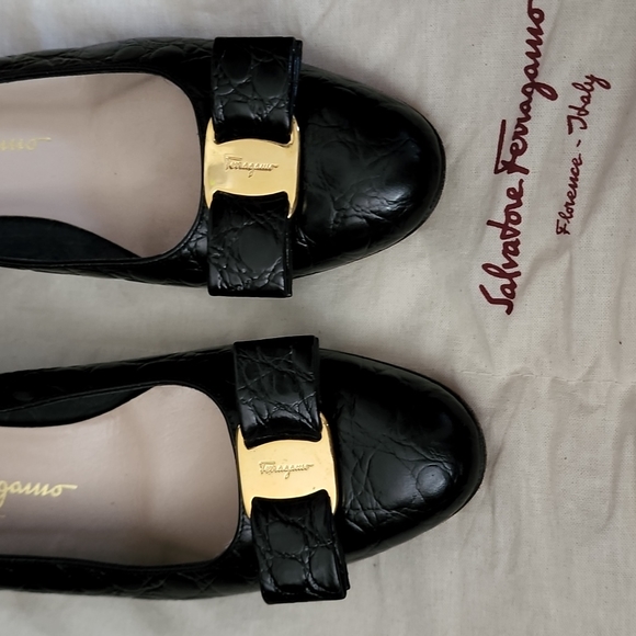 Authentic. Beautiful Shoes - Picture 2 of 4